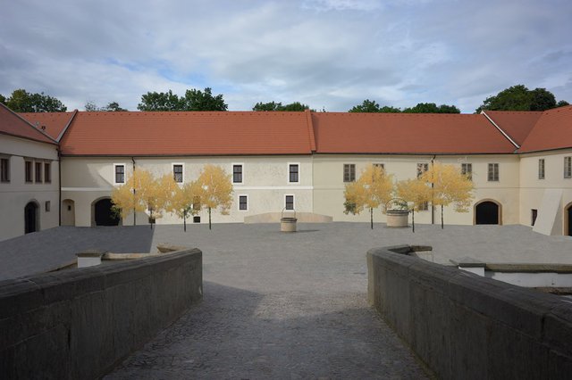 Pohled z nádvoří - rekonstrukce hospodářských budov zámku pro návštěvnické centrum a expozici přírody